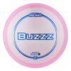 Discraft z Buzzz pink er en af verdens bedste midrange discs til disc golf.