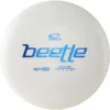 Latitude 64 Opto Ice Beetle i Hvid: Alsidig disc til frisbeegolf, ideel til upshots og afslappede kast-og-fang-leg.