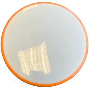 Axiom Prism Neutron Pyro - Dyer's Delight Orange: En beadless overstable midrange i en livlig orange farve, der leverer præcision og pålidelighed på disc golfbanen.