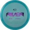 Disc Golf River Turkis Fairway Driver i aktion - Præcision og stil svæver gennem himlen med denne exceptionelle glide-disc, ideel til alle færdighedsniveauer og nøjagtige kast