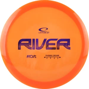 Disc Golf River Orange Fairway Driver i aktion - Præcision og stil svæver gennem himlen med denne exceptionelle glide-disc, ideel til alle færdighedsniveauer og nøjagtige kast