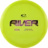 Disc Golf River gul Fairway Driver i aktion - Præcision og stil svæver gennem himlen med denne exceptionelle glide-disc, ideel til alle færdighedsniveauer og nøjagtige kast