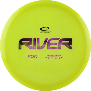 Disc Golf River gul Fairway Driver i aktion - Præcision og stil svæver gennem himlen med denne exceptionelle glide-disc, ideel til alle færdighedsniveauer og nøjagtige kast